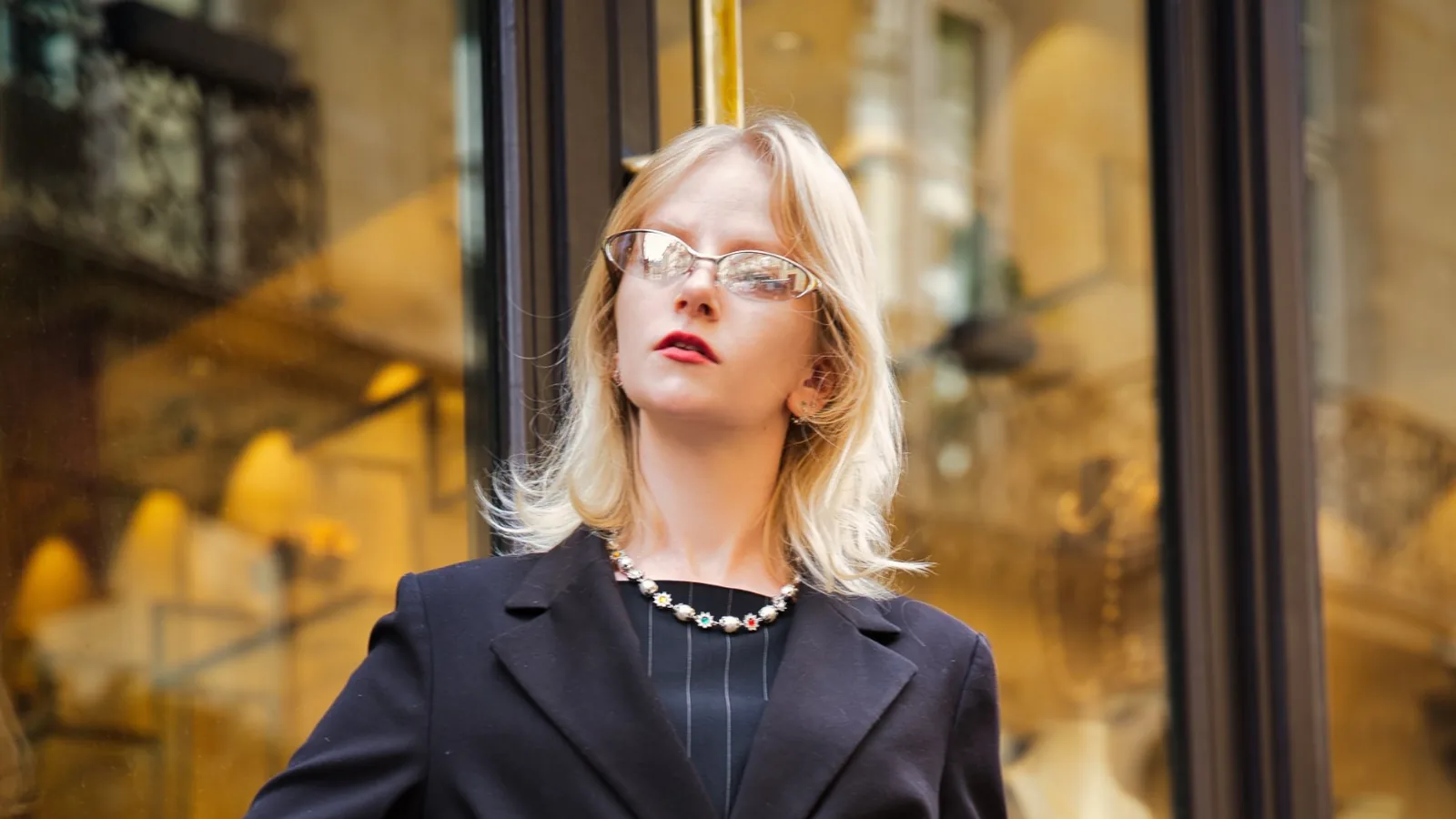 Mannequin en blazer noir devant une vitrine de joaillerie à Paris, shooting TFP HENLAW