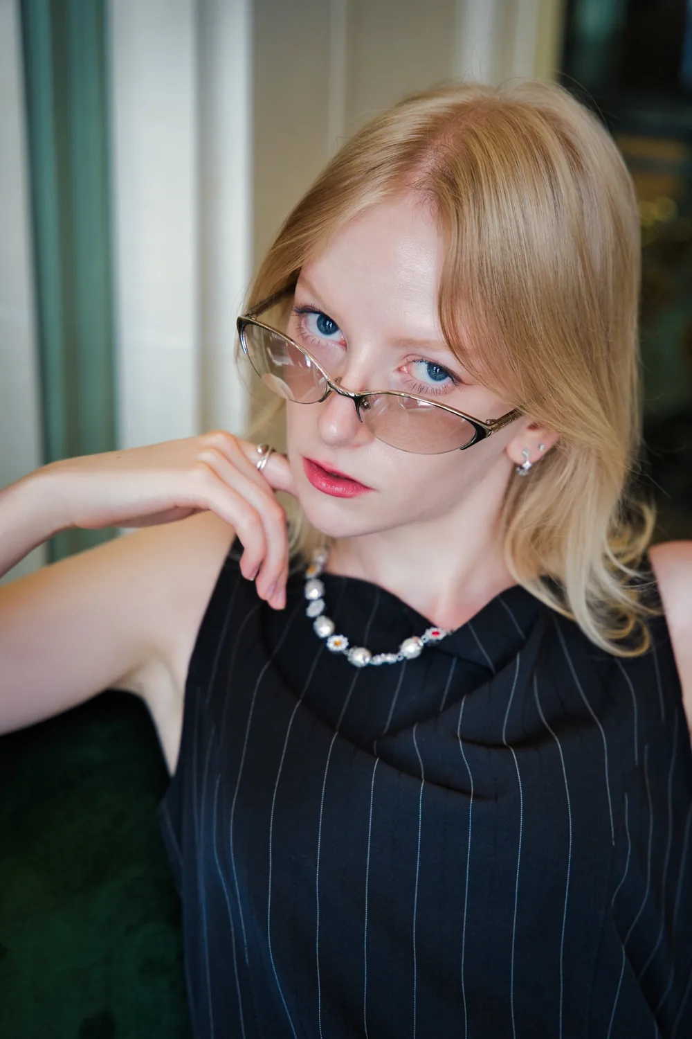 Portrait d'une mannequin aux lunettes fines, regard caméra, shooting TFP à Paris