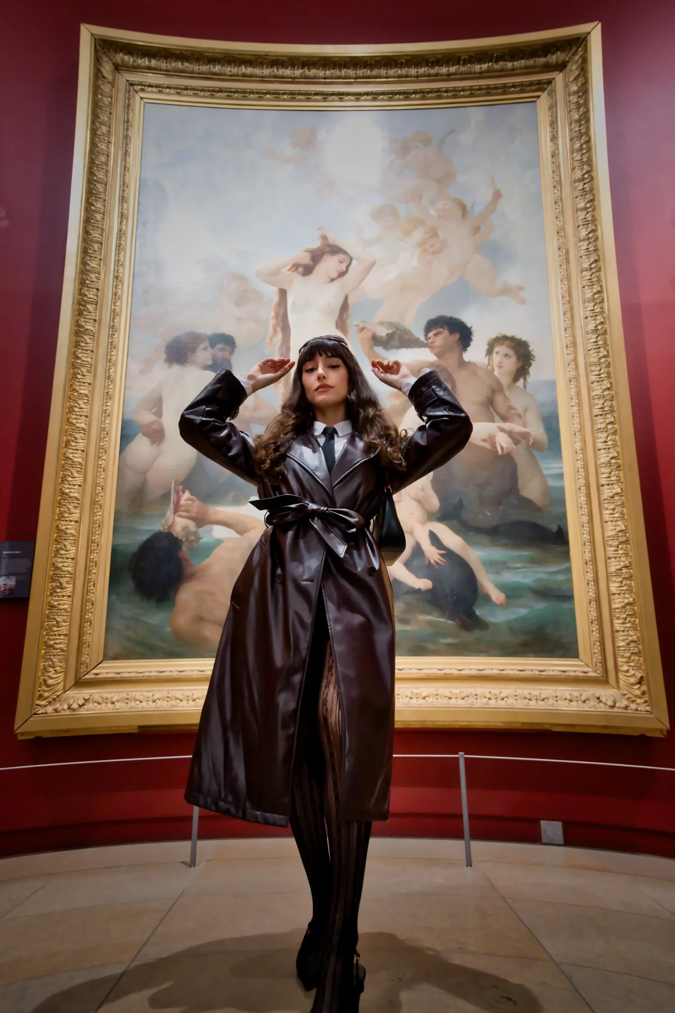 Emma Pohu en trench devant un tableau de musée, direction artistique HENLAW Paris