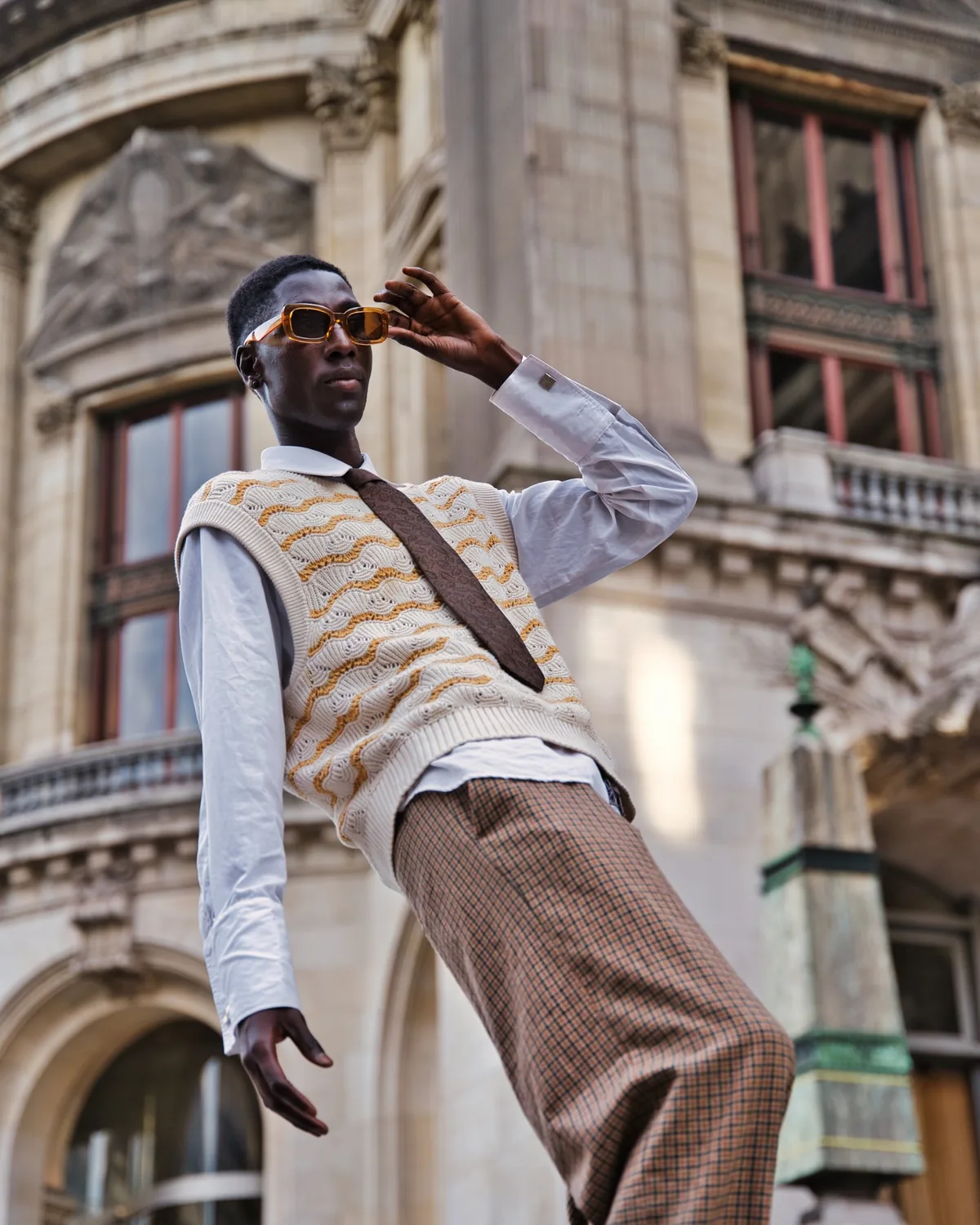 Thierra devant une façade haussmannienne à Paris, direction artistique HENLAW Paris